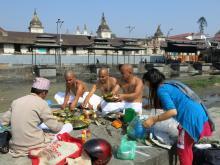 Hinduistische Gedenk-Zeremonie in Pashupathinath, 1 Tag vor dem Erdbeben vom 25.04.2015