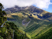 Nordostseite des Mt. Taranaki (2518 m) im Mt. Egmont Nationalpark