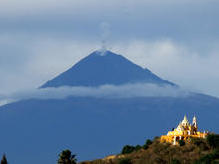 Popocatépetl (5452 m) mit schöner Kirche auf der Tepanapa-Pyramide