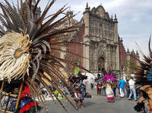 Rituelle Aztekentänze vor der Kathedrale in Mexiko City