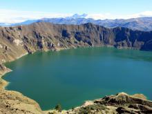 Laguna Quilotoa, im Hintergrund die Illiniza Norte und Sur