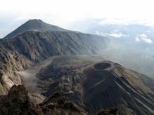 Blick vom Gipfel des Mt. Meru (4.566 m) in den Innenkrater