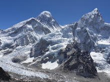 Sicht vom Kala Patthar (5550 m) - mit Mt. Everest (8848 m), Nuptse (7864 m) und unten dem Khumbu Gletscher