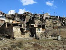 Annapurna Nordtrek - alte Steinhäuser in Upper Pisang (3300 m)