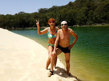 grüner Süsswassersee Lake Wabby am Fusse einer Sanddüne auf Fraser Island