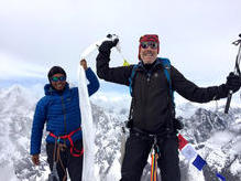 nach harter Arbeit überglücklich mit Sherpa Pasang auf dem Gipfel des Lobuche East (6090 m)