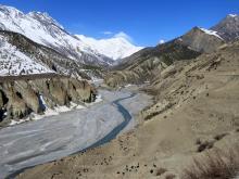 Khangsarfluss mit Tilicho Peak (7134 m)