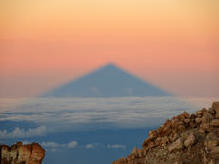 Schatten des Pico del Teide (3718 m) bei Sonnenaufgang