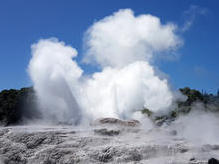 Pohutu Geysir Rotorua, grösster Geysir der südlichen Hemisphäre mit bis zu 30 m - zentrale Nordinsel Neuseeland