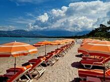 Sandstrand in der Halbmondbucht von Calvi