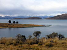 Insel Anapia im Titicacasee mit Blick auf die Königskordillere