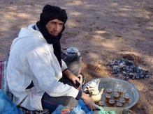 Tägliche Teezeremonie in der Sahara:  1. Tee: bitter wie das Leben, 2. Tee: süss wie die Liebe, 3. Tee: mild wie der Tod