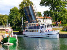 Göta Kanal mit einer der total 50 Brücken, die für Schiffe hochgeklappt werden müssen