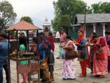 Hindus mit Opfergaben am Bindhya Basini Tempel