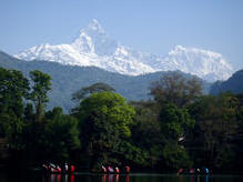 Pokhara - Phewa Lake mit Machapuchare (6997 m) und Annapurna III (7555 m)