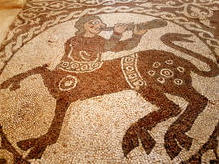 Kostbare Mosaikböden in der byzantinischen Kirche von Santa Maria del Pátire