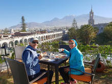 Auf der Dachterrasse unseres Stadthotels in Arequipa - nach der Besteigung des Chachani (6075 m)