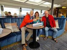 bei der Passage des nördlichen Polarkreises 66° 33' - Champagner auf dem Hurtigruten Lounge-Deck