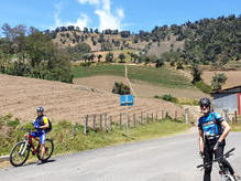 Fruchtbare Südhänge des Irazú Vulkanes auf unserem 2300 HM Downhill der 9. Bike-Etappe