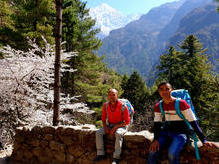 unsere nepalesischen Guides Pasang (Chefsherpa) und Lobsang (Assistent) - mit Thamserku (6618 m)