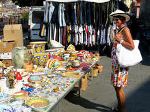 Farbenfroher Markt in Nicótera