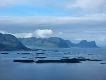 karibikähnlicher Bergsfjord nach einem Regenschauer auf Senja