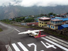 Abenteuerliche Start- und Landepiste in Lukla (2866 m)