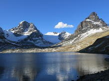 Laguna Chiar Khota (4650 m) mit Tarija (5300 m) und Pequeño Alpamayo (5420 m) in der Bildmitte im Hintergrund