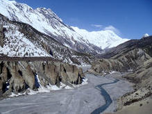 Khangsarfluss mit Tilicho Peak im Hintergrund (7134 m)