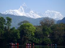 Phewa Lake in Pokhara mit Machapuchare (6997 m) und Annapurna III (7555 m)