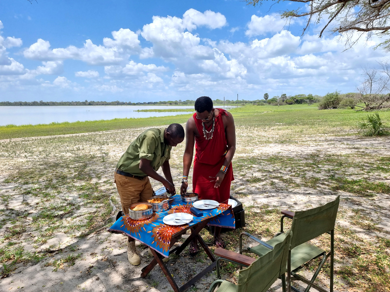 Picknick am Manze Lake, Nyerere Nationalpark, Tansania Picknick am Manze Lake, Nyerere Nationalpark, Tansania